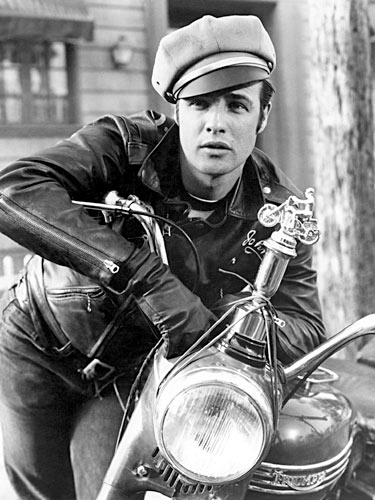 JULHO 2004 / Brando morre