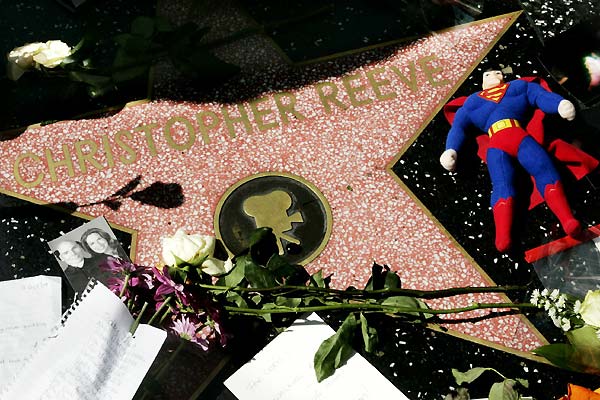 OUTUBRO 2004 / C. Reeve morre