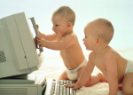 Bebés e Computador - Postal de Informática 